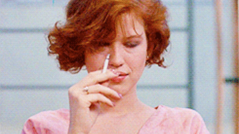Molly Ringwald röker en cigarett (eller weed)

