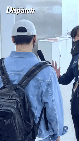 Фанатов разозлило отношение охранника аэропорта к Чонгуку из BTS
