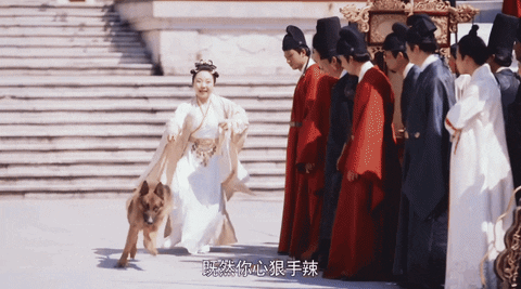 Hoàng hậu nào lại dắt chó đuổi theo hoàng thượng như vậy?  (Ảnh: Internet)