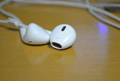 earphones that seem to be dancing