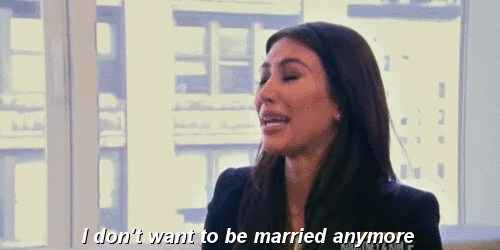 Kim Kardashian huilt en zegt dat ze niet meer getrouwd wil zijn.