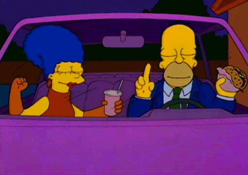 Marge y Homero Simpson escuchando música en su auto 