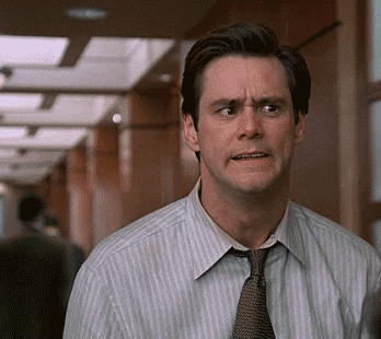 Jim Carrey asustado en una oficina