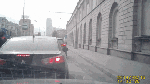 Motorista se estampa contra muro