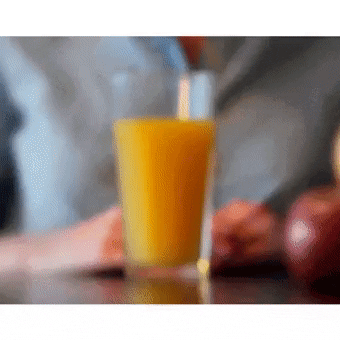 jugo de naranja servido en un vaso