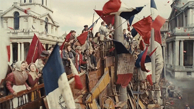Francozi mahajo z zastavami (iz filma Les Miserables)