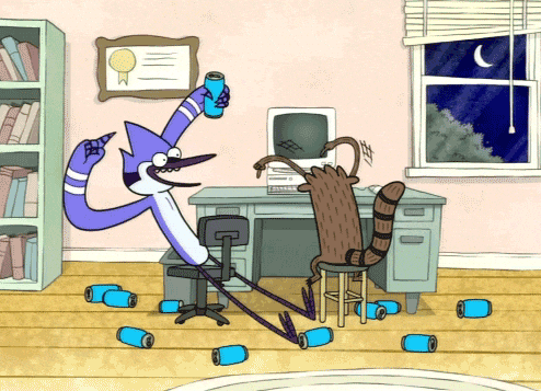 Mordecai y Rigby, personajes principales de 'Un show más', ríen y se divierten frente a la computadora.- Blog Hola Telcel