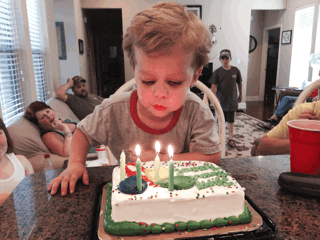 Niño escupe en su pastel