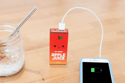 carregador portátil no formato de uma caixa de suco de maçã