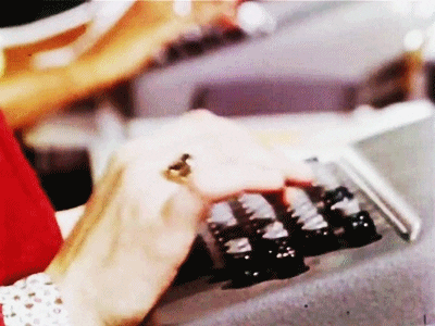 digitando máquina de escrever