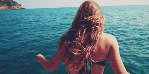 Chica saltando al mar. 