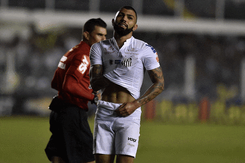 Ídolo em campo, grosseria fora: Gabigol tem histórico de destratar fãs