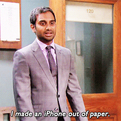 Tom, da série Parks and Recreation, faz um iPhone de papel por não poder usar o seu celular 