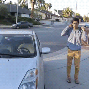 Tour d’illusionnisme où un jeune homme saute dans sa voiture en traversant la portière fermé