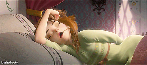 Anna, do filme Frozen, dormindo pesado e sonhando