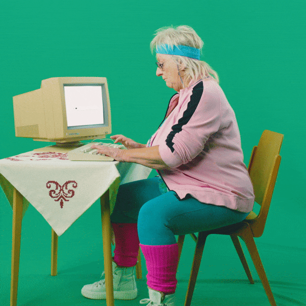 Une grand mère qui travail dans le web