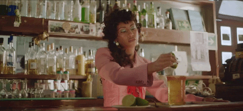 Mujer preparando una bebida en un bar