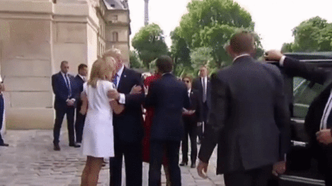 Трамп не умеет жать руку, и последнее его рукопожатие доказывает это Трамп и его рукопожатие, мелания дональд трамп новости, мелания и дональд трамп, трамп не умеет жать руку