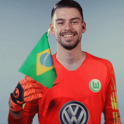 Jugador de fútbol con bandera de brasil