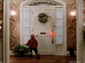 Kevin correndo pela casa em Esqueceram de Mim, um dos filmes de Natal mais queridos pelo público