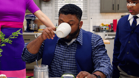 Κινούμενη εικόνα: Άνδρας πίνει νερό από μια κούπα και σοκαρισμένος το φτύνει.