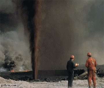 hombre echando fuego al petróleo