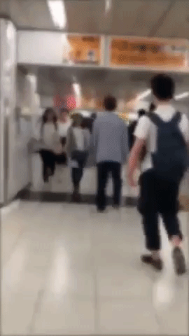 【大炎上】新宿駅で女性にだけ  ぶつかってくる男がヤバすぎるｗｗｗｗｗ