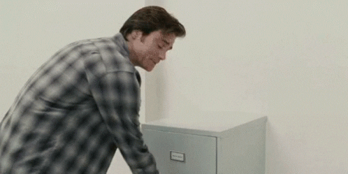 cena do filme O Todo Poderoso em que Bruce abre uma gaveta infinita de arquivos