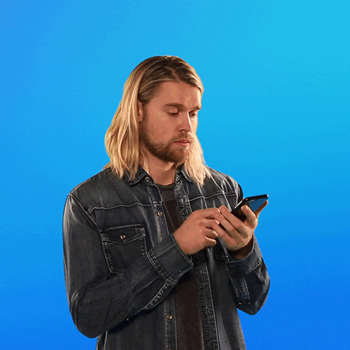 Gif de um homem dando like em um post nas redes sociais.
