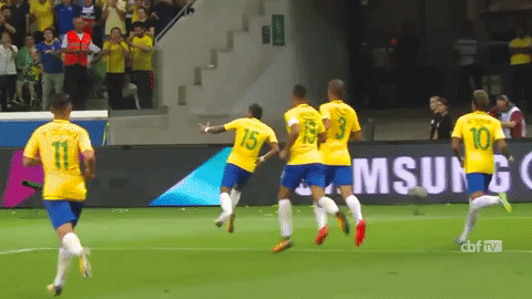 jogadores do Brasil comemorando gol 