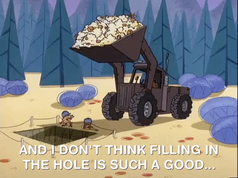 Un camion qui remplit un trou dans le sol 