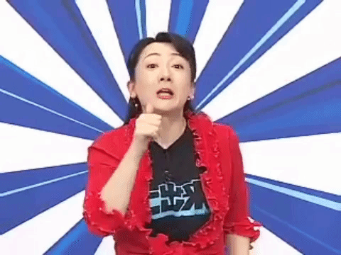 mujer japonesa bailando con fondo azul y blanco