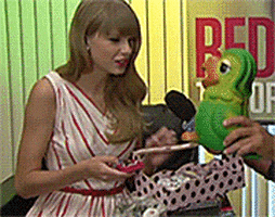 Melhor reação EVER: Taylor Swift ganha um Louro José '-' 200