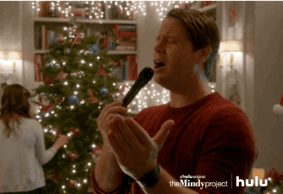 hombre cantando con microfono en navidad 2heart