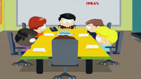 Animação de gestores e diretoria sentados em mesa de reunião