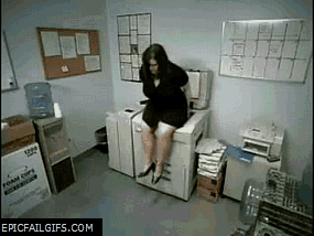 Ženska sedi na skenerju, da bi kopirala svojo rit. Printer ji javi, da rabi večji papir. 