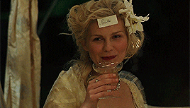 Marie-Antoinette buvait-elle du champagne ? Giphy