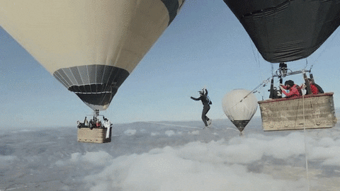 Teria coragem de fazer um slackline entre balões?