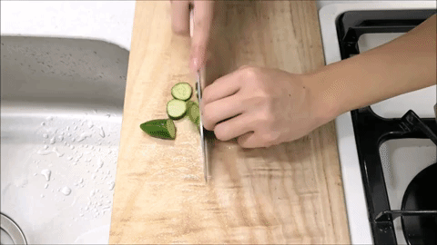 Японец сделал острый нож из обычной фольги и даже показал его в деле нож из фольги, нож из макарон, нож своими руками, как сделать нож видео