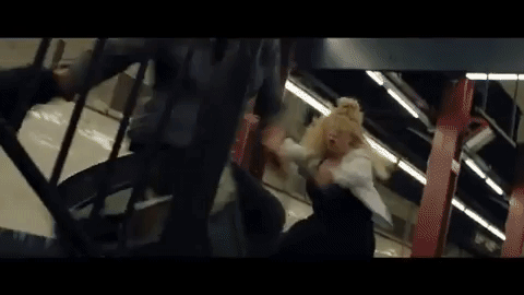Rebel Wilson laat in de Isn't It Romantic trailer zien hoe het leven er te kleurrijk uit kan zien