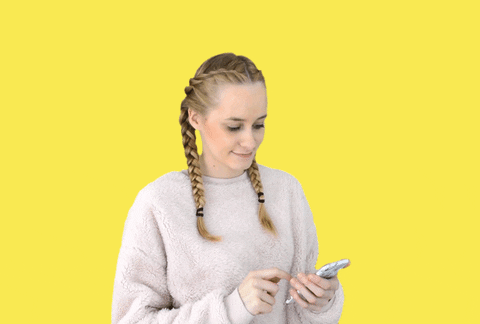 Mujer smartphone fondo amarillo 