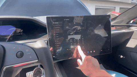 特斯拉終於在更新後的 Model S 和 Model X 車型中加入了螢幕旋轉功能，以獲得更好的車內觀看體驗 - 電腦王阿達