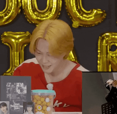 Джин и Джей-Хоуп из BTS рассмешили фанатов "появлением" на трансляции Чимина