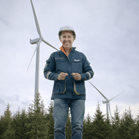 homem dançando em uma usina de energia eólica