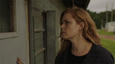 Kadr z serialu Ostre przedmioty - Amy Adams