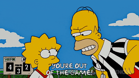 Homero expulsando a Lisa Simpson de la cancha