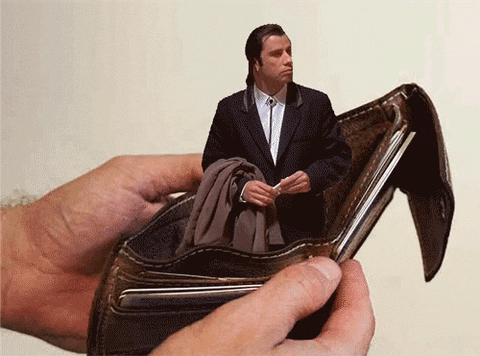 John Travolta saindo de dentro de uma carteira vazia