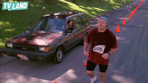 gif mostra homem correndo devagar acompanhado de um carro