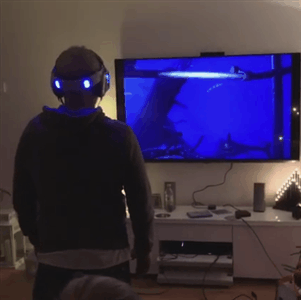 Dad tries to punch shark in PSVR and falls over [gif] : gaming