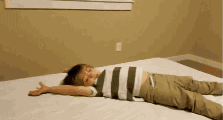 Художница превратила унылый потолок в захватывающую светящуюся в темноте галактику в комнате 4-летнего мальчика художница превратила потолок в галактику, светящаяся в темноте галактика на потолке